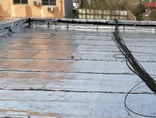 南平市卫生间漏水维修公司分享下南平市屋面楼顶防水刚性防水层施工要点。